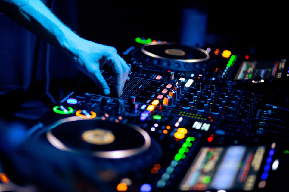 Sound gegen Schmerzen vs Techno Hub 