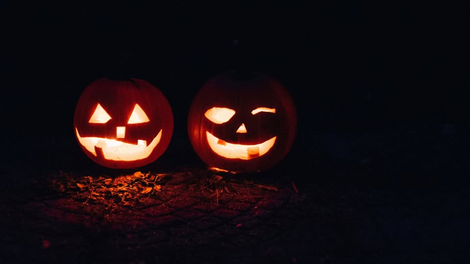 Halloween: Von Kaiser:innen ohne Kleider - mit DJ Baroness