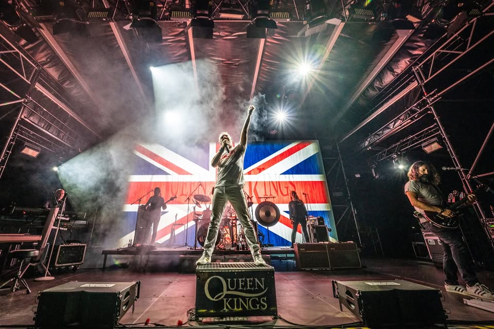 The Queen Kings - The Show Must Go On – 100% Live